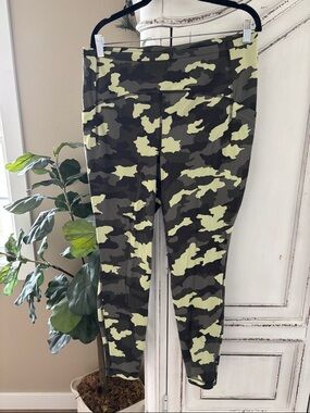 Lululemon Fast Free High Rise 27” Size 14 Tight Legging Pants Green Camo EUC